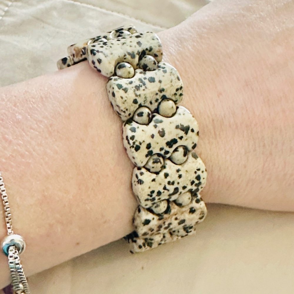 NWOT –Gorgeous chunky Dalmatian Jasper stretch bracelet